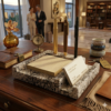 Tecton χειροποίητος τσιμεντένιος οργανωτής γραφείου σε λευκό χρώμα με μαύρα νερά, με θέσεις για στυλό, post-it και επαγγελματικές κάρτες2
