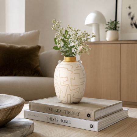 Χειροποίητο λευκό βάζο Gold Crest από microcement με μπεζ γεωμετρικές λεπτομέρειες και χρυσό στόμιο αγιογραφίας