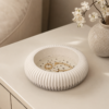 Trinket handmade microcement jewelry bowl με κοσμήματα σε minimal interior