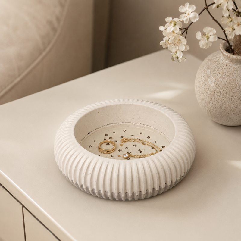 Trinket handmade microcement jewelry bowl με κοσμήματα σε minimal interior