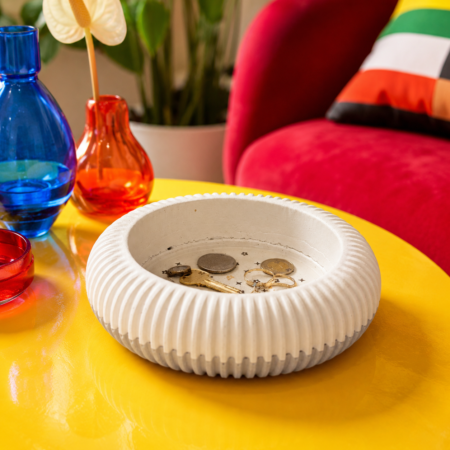 Trinket microcement catch-all bowl με κλειδιά και μικροαντικείμενα σε pop art interior