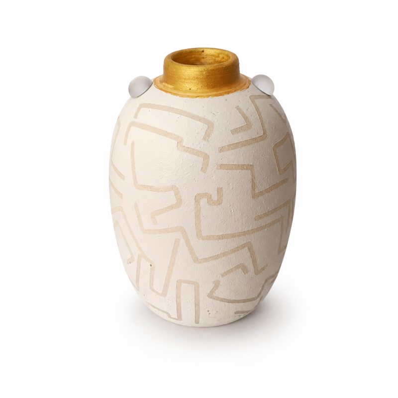 Χειροποίητο λευκό βάζο Gold Crest από microcement με μπεζ γεωμετρικές λεπτομέρειες και χρυσό στόμιο αγιογραφίας