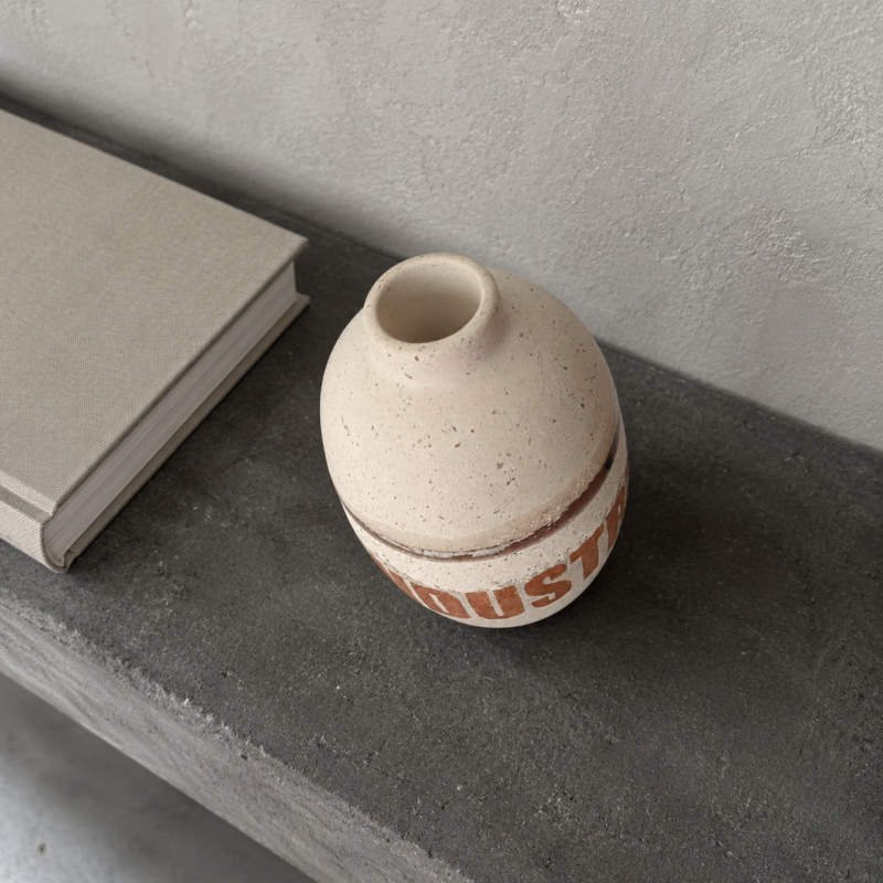 Χειροποίητο βάζο Vestige από λευκό microcement, γκρι σκυρόδεμα και καφέ ρητίνη