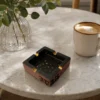 Τασάκι από σκυρόδεμα Nerofumo σε coffee table styling με φυσικά υλικά και ζεστές αποχρώσεις