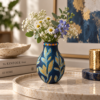 Arcadia χειροποίητο art vase σε minimal interior με μπλε χρυσό και γαλάζιο μοτίβο