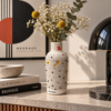 Spritz βάζο από σκυρόδεμα και microcement σε διακοσμητική σύνθεση