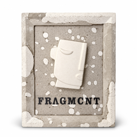 FRAGMENT χειροποίητο τσιμεντένιο κάδρο με ανάγλυφο πρόσωπο σε λευκό φόντο